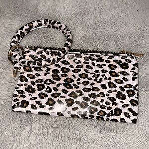 Wristlet in Leopard print